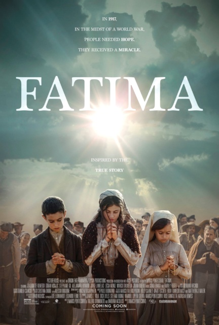 Nội dung phim: Bộ phim mãnh liệt và tôn vinh sức mạnh của đức tin, Fatima kể về câu chuyện của một cô bé chăn cừu 10 tuổi cùng với hai đứa em họ của cô tại Fatima, Bồ Đào Nha, là ba trẻ đã tường thuật về thị kiến trông thấy Đức Trinh Nữ Maria. Những tiết lộ của các em làm cuốn hút các tín hữu nhưng lại gây quan ngại nơi các vị chủ chăn của Giáo Hội và sự phẫn nộ bởi các nhà cầm quyền của chính quyền thế tục, họ đã cố gắng buộc các em phải rút lại câu chuyện của mình. Khi lời tiên tri từ ba trẻ lan truyền, hàng chục ngàn người hành hương tuôn đổ về nơi đây với hy vọng chứng kiến một phép lạ. Những gì họ trải nghiệm sẽ biến đổi cuộc đời họ mãi mãi.